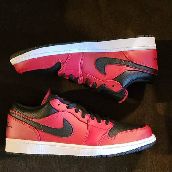 air jordan 1 low pebbled swoosh